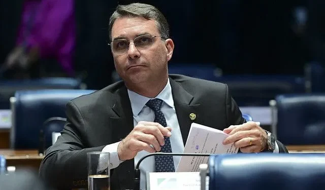 “Missão de Moraes é tirar Bolsonaro da vida pública”, diz Flávio Bolsonaro