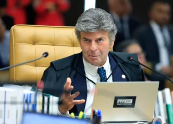 Fux vota contra decisão de Moraes nas medidas restritivas a Bolsonaro