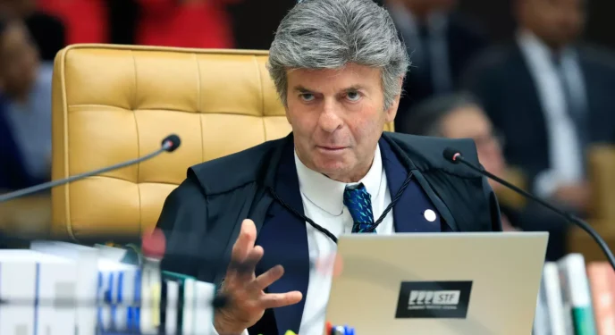 Fux vota contra decisão de Moraes nas medidas restritivas a Bolsonaro