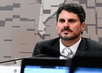 Moraes determina de forma irregular bloqueio de contas de senador