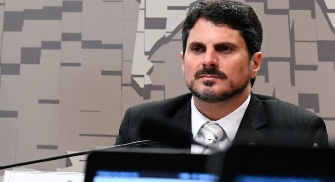 Moraes determina de forma irregular bloqueio de contas de senador