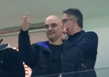 Moraes faz gesto obsceno em público durante jogo
