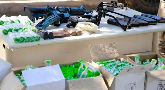 Operação apreende fuzis, 217 munições e 891 frascos de lança-perfumes