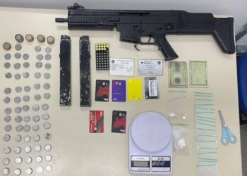 PM apreende arma drogas na Bahia; suspeito fugiu