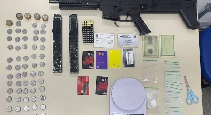 PM apreende arma drogas na Bahia; suspeito fugiu