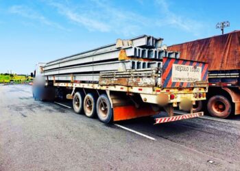 PRF apreende carreta como carga de 50 toneladas com risco de queda e excesso de peso