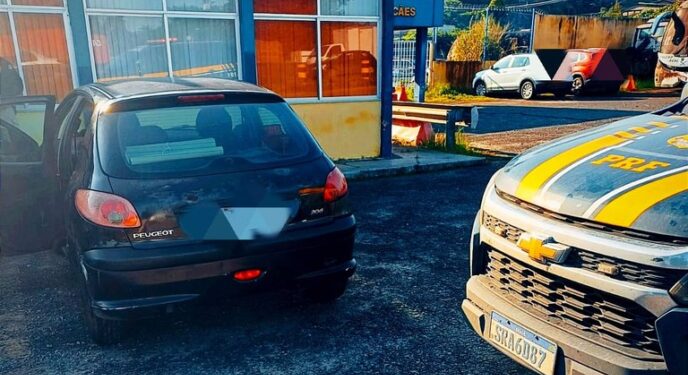 Com licenciamento atrasado há 12 anos, idoso usa placa de moto e acaba detido na BR 324