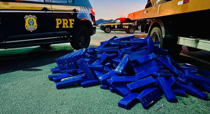 PRF apreende 400 kg de maconha em veículo que empreendeu fuga na Bahia