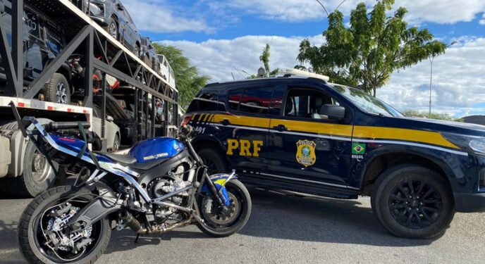 PRF apreende duas motocicletas, uma de luxo, no interior baiano