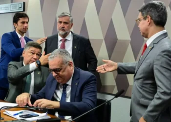 Delegado da PF pede para ficar calado em depoimento na CPMI do roubo do INSS