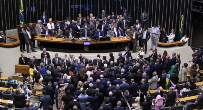 Acuado presidente da Câmara faz declarações pífias em meio a tensões
