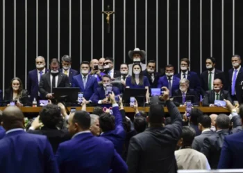 PT, que já praticou, aciona 5 deputados bolsonaristas por ocupação da Mesa da Câmara