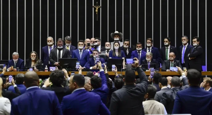 PT, que já praticou, aciona 5 deputados bolsonaristas por ocupação da Mesa da Câmara