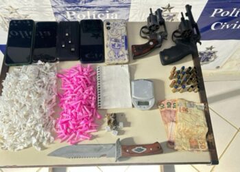 Suspeitos morre e Polícia baiana apreende mais de 500 porções de drogas e armas no interior