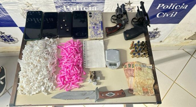 Suspeitos morre e Polícia baiana apreende mais de 500 porções de drogas e armas no interior