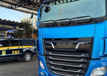 PRF apreende caminhão com placa clonada e drogas na Bahia