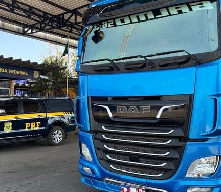PRF apreende caminhão com placa clonada e drogas na Bahia
