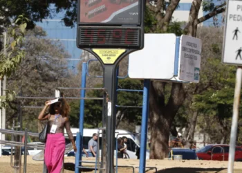 Inmet emite alertas vermelho e laranja para baixa umidade do ar na Bahia e 5 estados