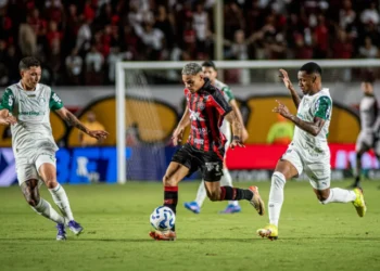 Brasileiro: Vitória abre dois gols e cede empate ao Palmeiras