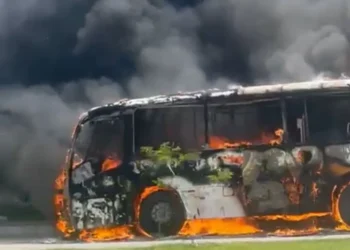 Salvador: Micro-ônibus é consumido pelo fogo