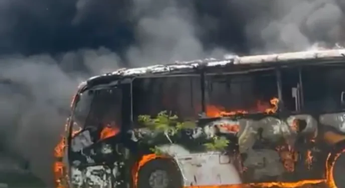 Salvador: Micro-ônibus é consumido pelo fogo