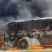 Salvador: Micro-ônibus é consumido pelo fogo