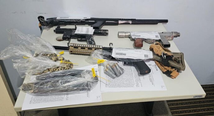 Polícia prende homem e apreende espingarda e submetralhadoras