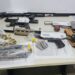 Polícia prende homem e apreende espingarda e submetralhadoras