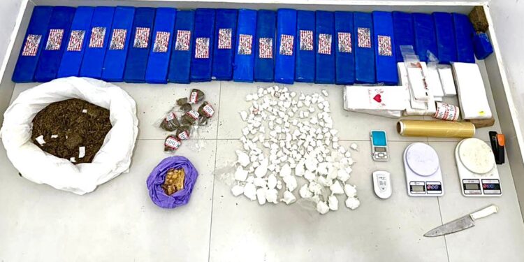 PM apreende mais de 200 porções de drogas na Bahia