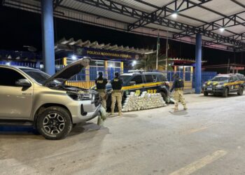 PRF prende casal em caminhonete e apreende quase 50 kg de maconha na Bahia