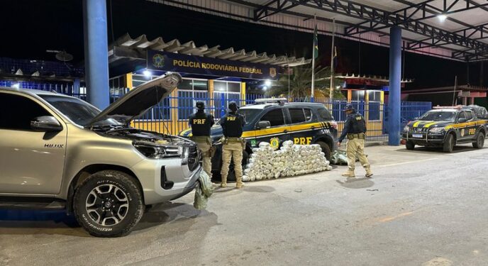 PRF prende casal em caminhonete e apreende quase 50 kg de maconha na Bahia