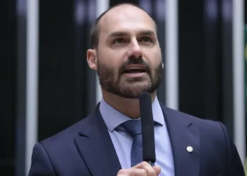 Defensoria Pública pede para não atuar na defesa de Eduardo Bolsonaro