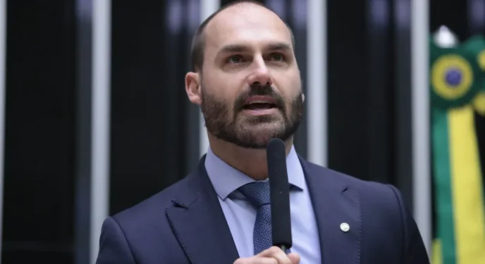 Defensoria Pública pede para não atuar na defesa de Eduardo Bolsonaro
