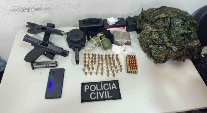 Ação policial apreende armas, munições e granadas de grupos criminosos