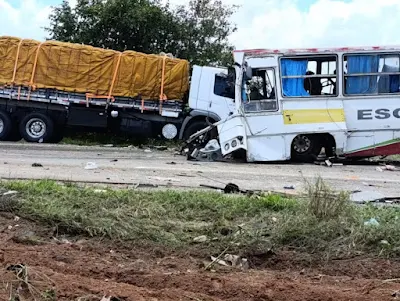 Batida entre carreta e ônibus deixa mortos na Bahia