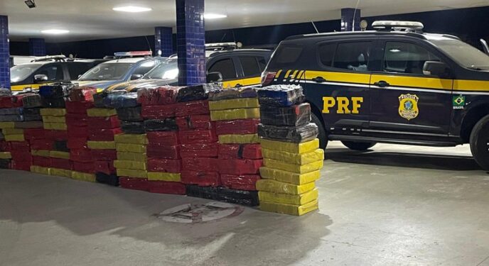 Motorista é preso com 1,7 tonelada de maconha na Bahia