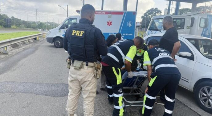 Equipe da PRF participa de parto inesperado na BR 324