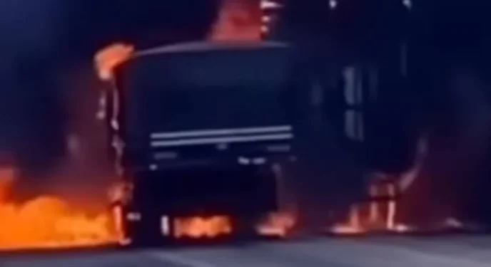 Colisão entre carretas provocou incêndio e interditou BR-116 na Bahia