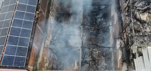 Incêndio destrói lojas e atinge farmácia no centro de cidade baiana