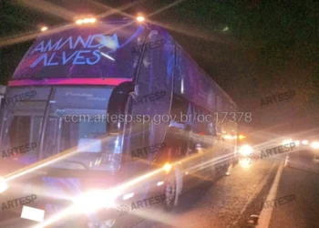 Ônibus de cantora sertaneja se envolve em acidente e deixa 23 feridos