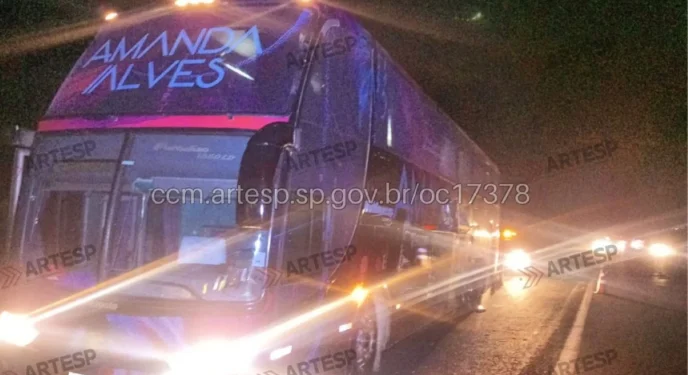 Ônibus de cantora sertaneja se envolve em acidente e deixa 23 feridos