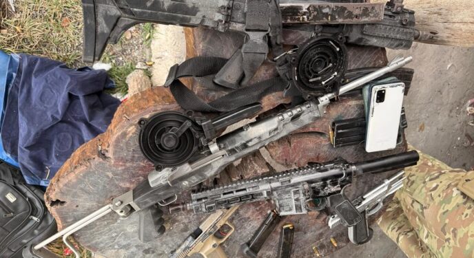 Polícia baiana apreende fuzis, submetralhadora e granada de facção carioca