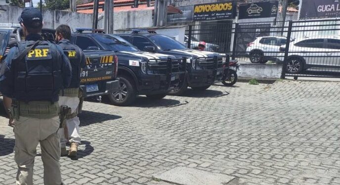 PRF prende 4 envolvidos em roubo de carga de alimentos na Bahia