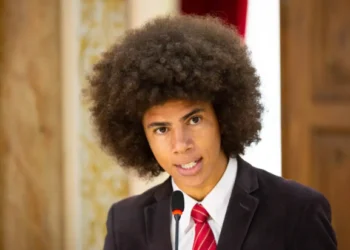 Deputado do PT filmado em briga de rua leva soco e diz que sofreu racismo