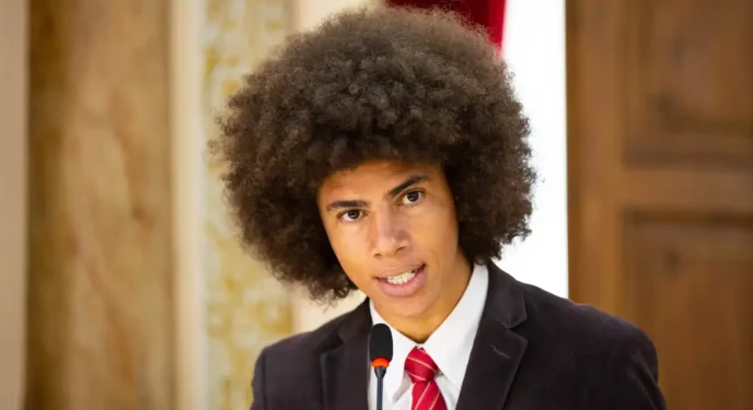 Deputado do PT filmado em briga de rua leva soco e diz que sofreu racismo