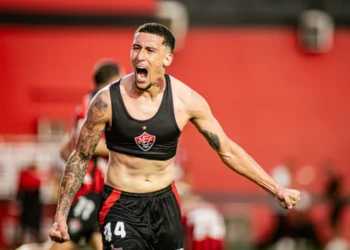 Brasileiro: Vitória vence e fica na elite