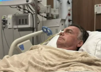 Bolsonaro passa bem; filho divulga foto e critica esquema de segurança