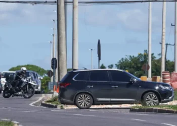 Forte esquema de segurança acompanha Jair Bolsonaro para o hospital