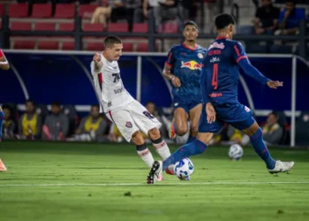 Brasileiro: Vitória é goleado pelo Bragantino e retorna ao Z-4