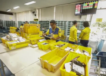 Contribuinte deve pagar rombo dos Correios, diz ministro